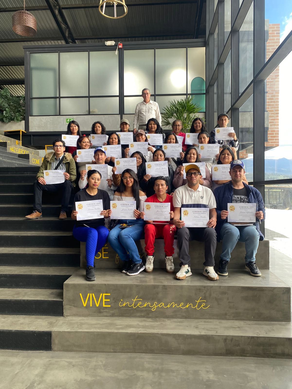Grupo de participantes con certificados de capacitación en productividad